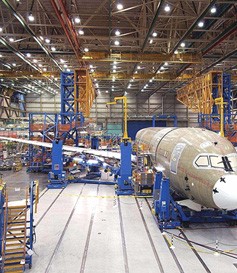 冠航環(huán)鏈電葫蘆在飛機總裝車間吊裝應用